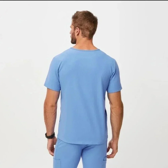 Figs men's Chisec Three-Pocket Scrub Top™. Ceil blue size extra large - Picture 3 of 8